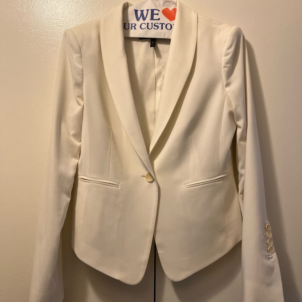 BCBG off white tailored jacket size M, bilateral side pockets.